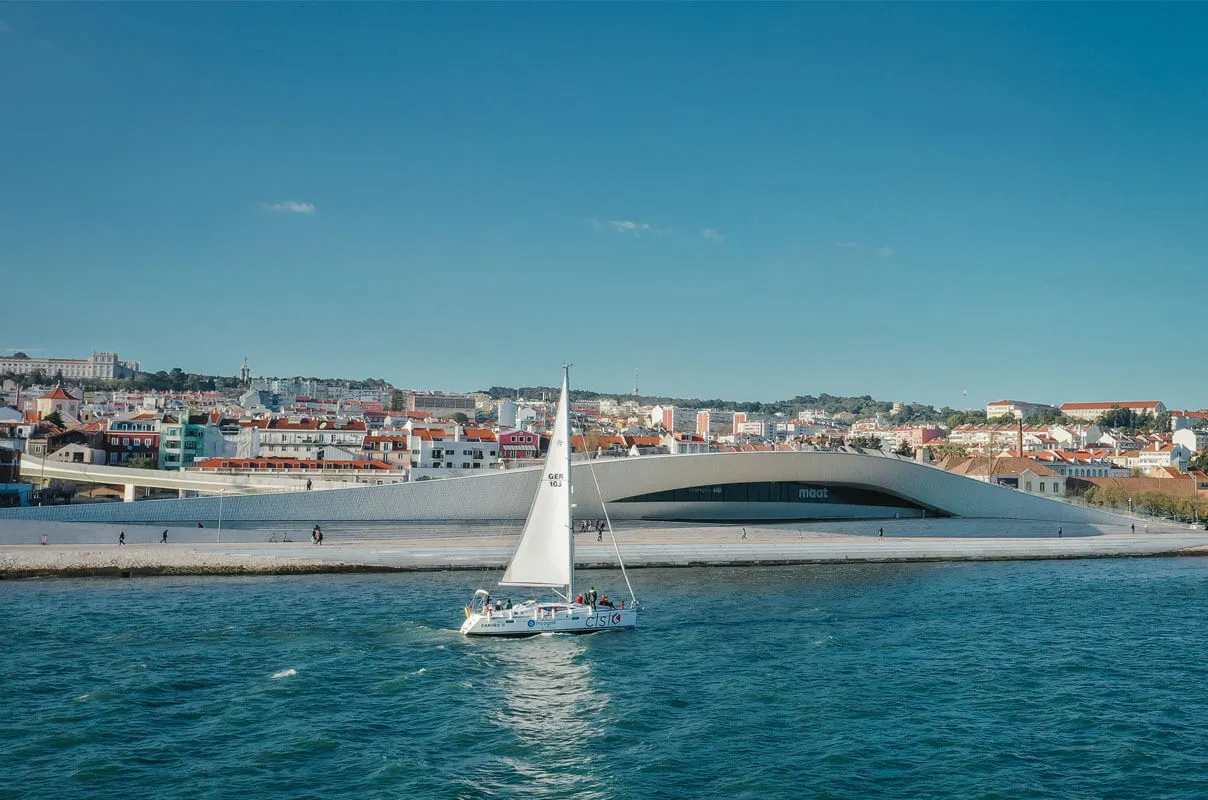 Day Tour — Passeio de barco durante o dia em Lisboa, ao longo do Tejo, com bebida incluída.