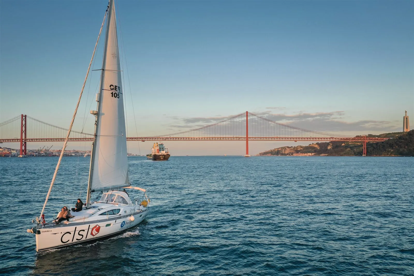 Sunset Tour — Passeio de barco ao pôr-do-sol em Lisboa, ao longo do Tejo, com bebida incluída.